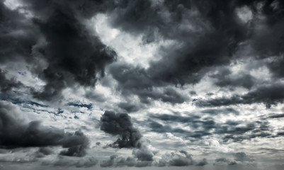 Obrazy na Szkle  Dramatyczne burzowe chmury w tle na ciemnym niebie