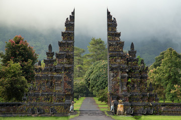 Grande porte d& 39 entrée traditionnelle au temple. Temple hindou de Bali. Île de Bali, Indonésie