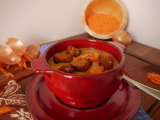 Rote Linsensuppe mit Croutons