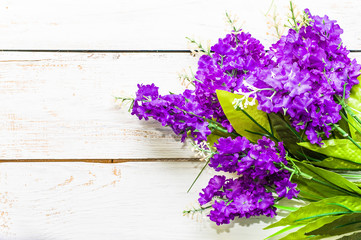 Obraz premium Lilac blossom, spring background, flowers located on wooden boards
