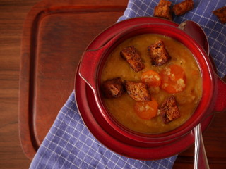 Rote Linsensuppe mit Croutons