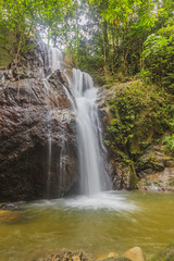 Fototapeta na wymiar Aufnahme eines Wasserfalls im Krau Wildlife Reserve in Malaysia fotografiert tagsüber mit langer Belichtungszeit im November 2013
