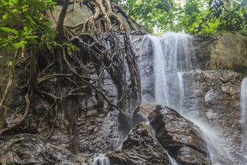 Aufnahme eines Wasserfalls im Krau Wildlife Reserve in Malaysia fotografiert tagsüber mit langer...