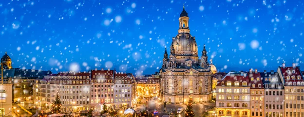 Fototapeten Weihnachtsmarkt auf dem Neumarkt in Dresden Panorama © eyetronic