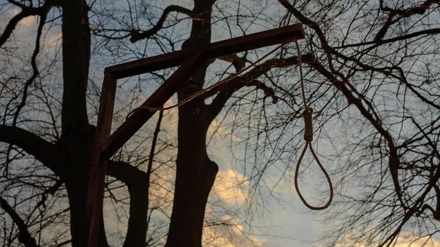 Galgen abends mit Wolken und Himmel