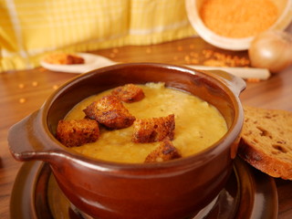 Rote Linsensuppe mit Croutons