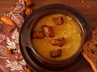 Rote Linsensuppe mit Croutons