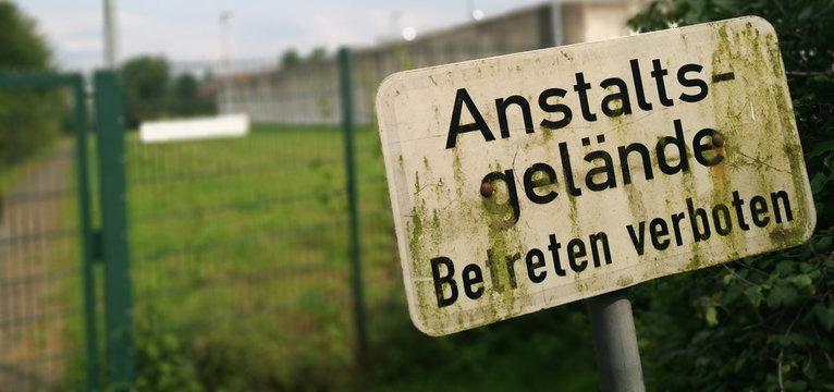 Anstaltsgel&auml;nde / Schild vor Gef&auml;ngnis / Haftanstalt