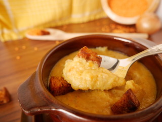 Rote Linsensuppe mit Croutons