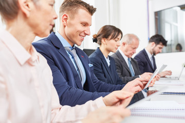  Geschäftsleute arbeiten und lernen zusammen