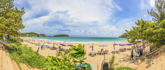 Panoramaaufnahme vom Nai Harn Beach auf Phuket mit türkisfarbenem Wasser fotografiert tagsüber in Thailand im November 2013