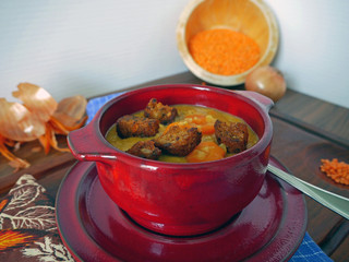 Rote Linsensuppe mit Croutons