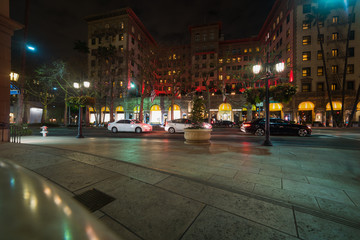 Fototapeta premium Wilshire boulevard by night in Beverly Hills
