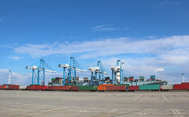 Fototapeta na wymiar au port industriel