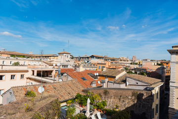 Obraz premium Old roofs under a sunny sky in Rome