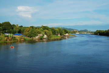 Fototapeta na wymiar Rivière Kwaï, Kanchanaburi, Thaïlande