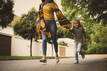 Obraz premium Mother and daughter have play together at street .