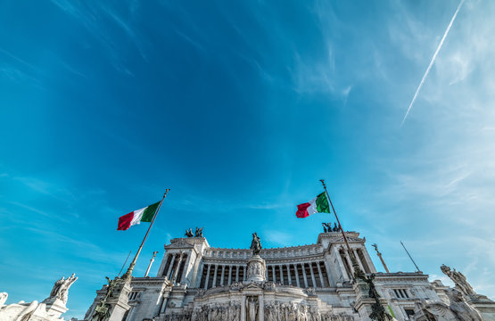 Fototapeta Altar of the fatherland under a blue sky