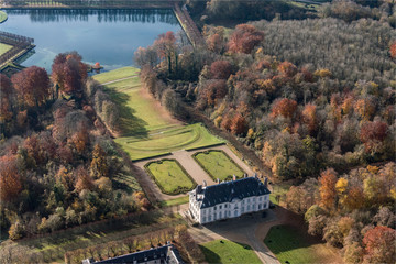 Fototapeta na wymiar Vue aérienne du château de Villarceaux dans le Val d'Ose en France