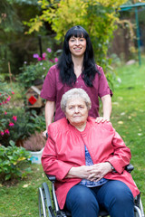 Pflegerin mit Seniorin