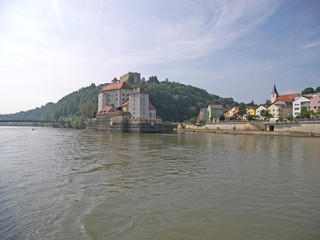 Obraz premium view from the pleasure boat to Passau