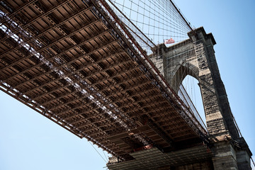 New York - Brooklyn Bridge von unten