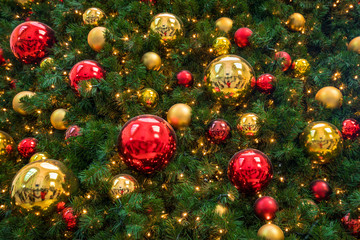Elegant geschmückter Christbaum mit goldenen und roten Weihnachtskugeln