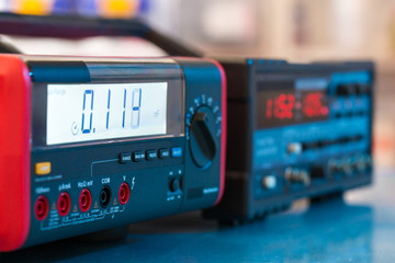 Electronic device for measuring electrical signals