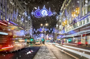 Fototapeten Festlich geschmückte Einkaufsstraße in London mit vorbeifahrendem Bus und Schneefall © moofushi