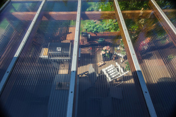 Terrassenüberdachung - Pergola aus Holz montieren - obrazy, fototapety, plakaty