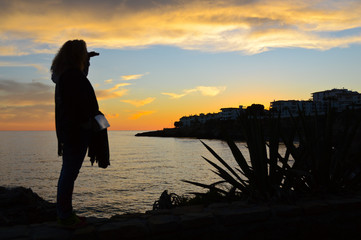 coucher de soleil paysage vacances soir femme solitude zen corps