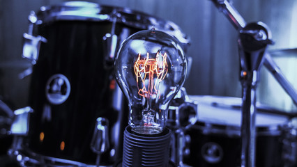 Gl&uuml;hbirne vor Schlagzeug