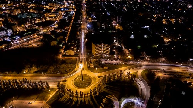 Italia, Pesaro novembre 2017 - Timelapse 4k chemostra il traffico cittadino di una via principale e una rotatoria. Si notano le scie delle automabili