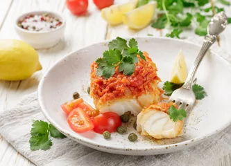 Fototapete Fish Weißfisch (Kabeljau, Seelachs, Nototenia, Seehecht), geschmort mit Zwiebeln, Karotten und Tomaten. Gemüsemarinade. Leckere warme oder kalte Snacks für Feinschmecker. Selektiver Fokus