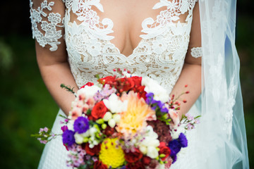 Obraz na płótnie Canvas Beautiful bride with wedding bouquet