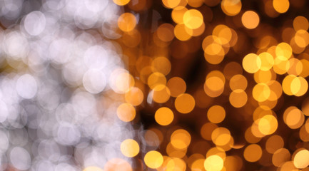 Obraz premium Weiß Goldenes Bokeh auf einem schwarzen Hintergrund.