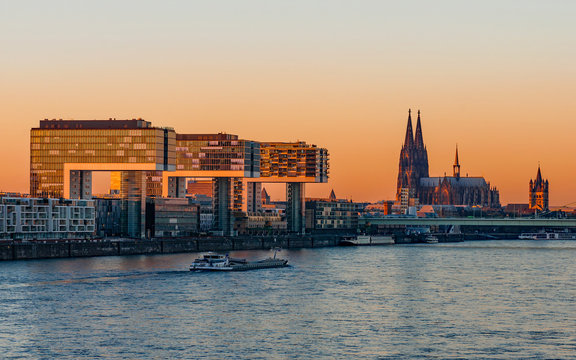 Köln - Dom und Kranhäuser bei Sonnenuntergang; Deutschland