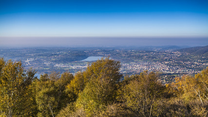 Panorama dal Monte Cornizzolo con smog sulla Brianza