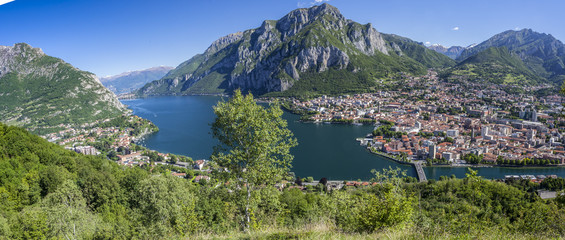 Panorama del lago di Como con la città di Lecco - obrazy, fototapety, plakaty
