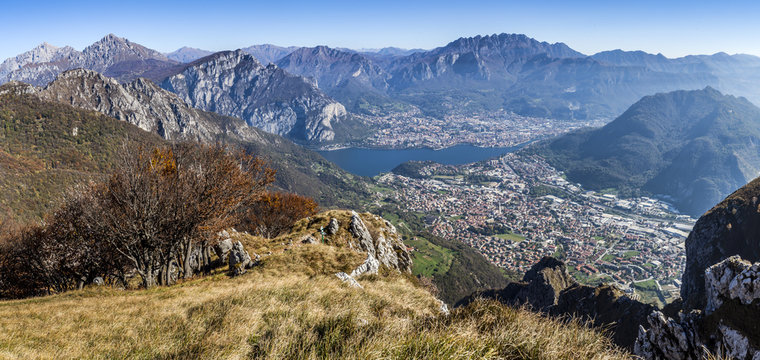 Panorama dal monte Cornizzolo sulla citta di Lecco e l'abitato di Valmorea