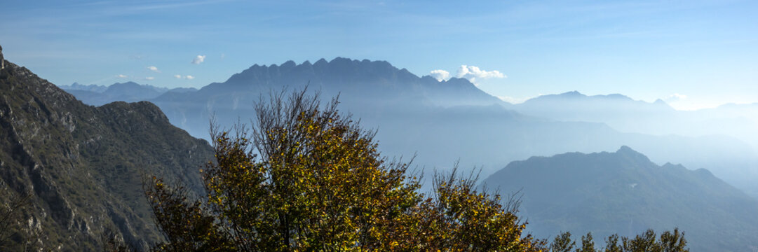 Fototapeta Il monte Resegone fra le nebbie