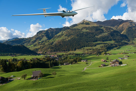 Segelflugzeug im Anflug in den Alpen
