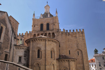Fototapeta na wymiar Portugal, abside de l'église Sé Velha de Coimbra
