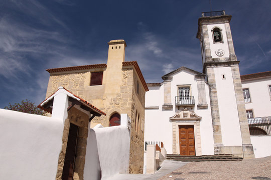 Portugal, &eacute;glise perch&eacute;e sur les hauteurs de Coimbra