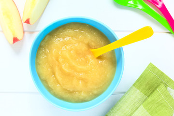 Frischer hausgemachter Apfelmus, Apfelkompott oder Apfelbrei, fotografiert mit natürlichem Licht (Selektiver Fokus, Fokus auf den Apfelmus)