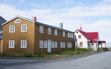 Stadtpanorama - alte Häuser in Ísafjörður in den Westfjorden, Island 