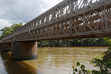 Fototapeta premium Le vieux pont de la Comté, passage à voie unique, dans la commune de Roura en Guyane française