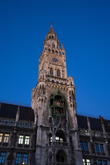 Fototapeta na wymiar Stadtpanorama München: Marienplatz, Rathaus, Frauenkirche, Marinesäule zur blauen Stunde