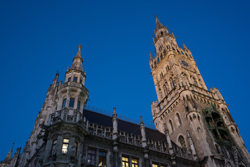 Fototapeta na wymiar Stadtpanorama München: Marienplatz, Rathaus, Frauenkirche, Marinesäule zur blauen Stunde