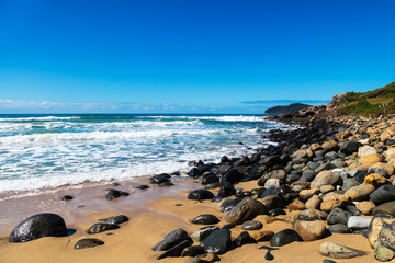 Fototapeta na wymiar Praia com rochas.